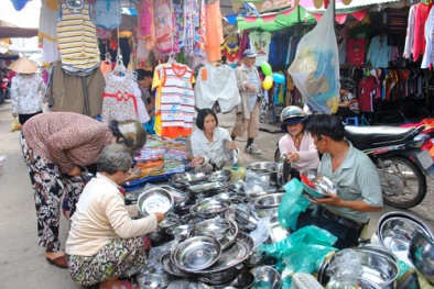 Chợ Việt vắng... hàng Việt